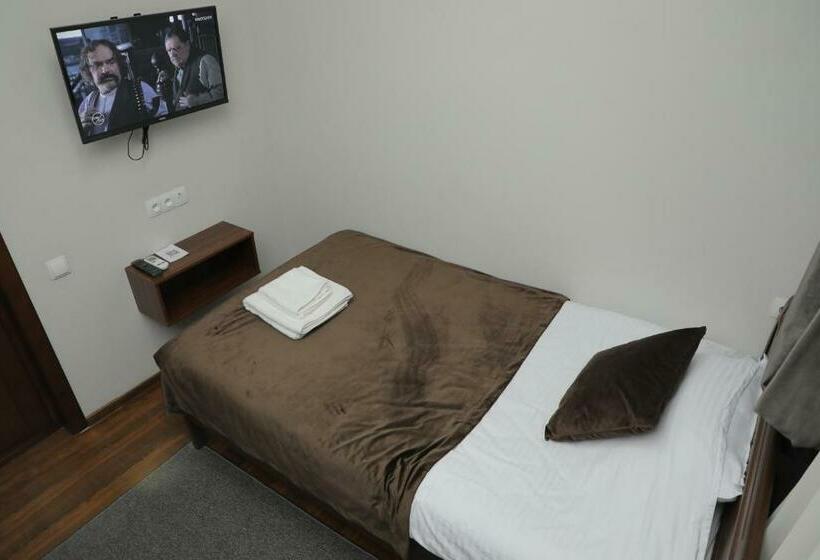 اتاق استاندارد یک نفره, Brick House