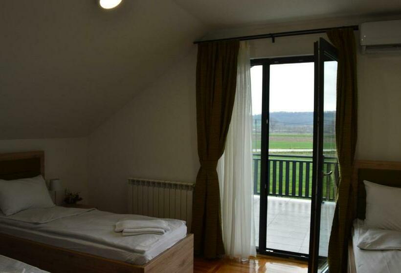 اتاق استاندارد سه نفره, Vila Voždov Konak