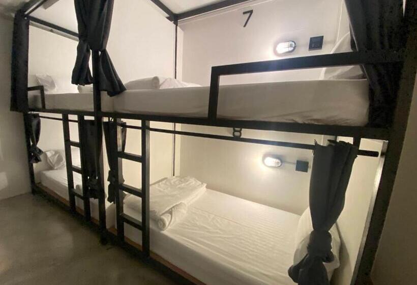 מיטה בחדר משותף, Bed Station