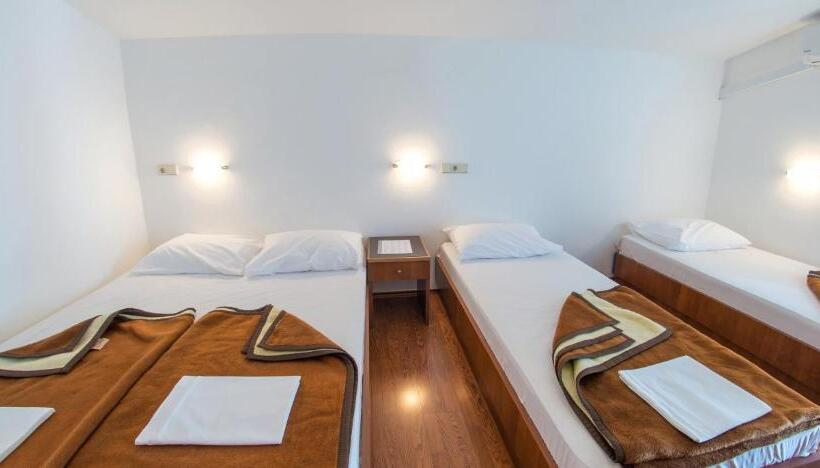 غرفة قياسية رباعية مطلة على البحر, Beach