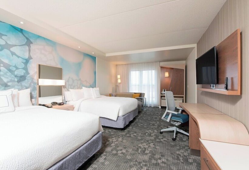Номер Стандарт с Балконом, Courtyard By Marriott Holland Downtown