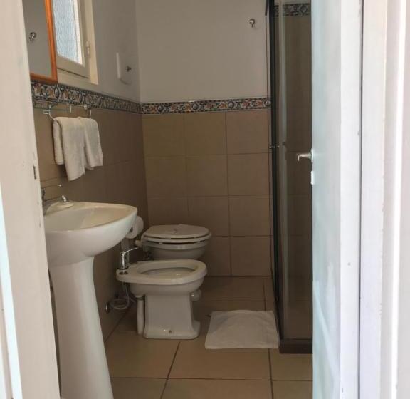 דירת חדר, Dollar