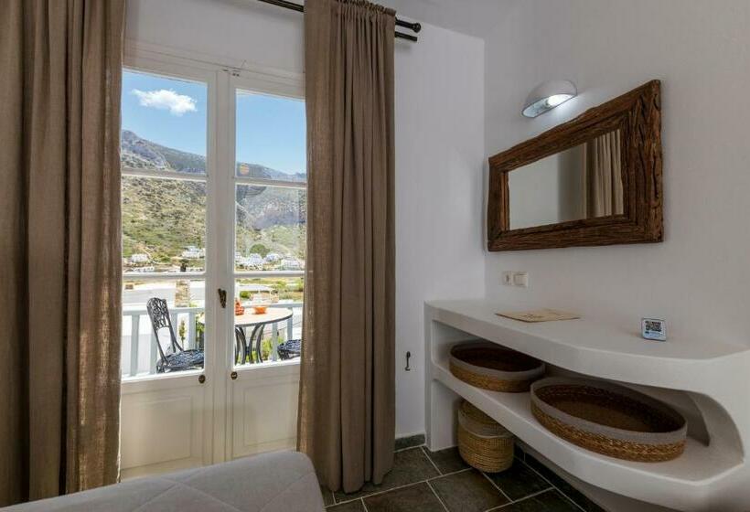 חדר סטנדרט לשלושה, Nymfes