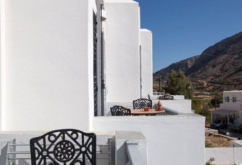 חדר סטנדרט לשלושה, Nymfes