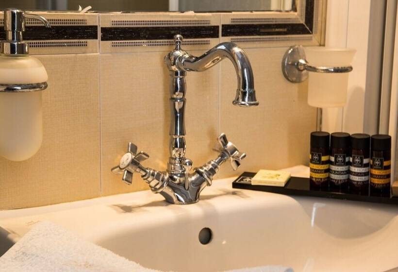 חדר סטנדרט לשלושה, Nymfes