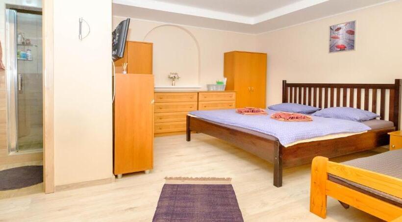 Pokój Standard Trzyosobowy, Vila24 Levice