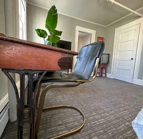 اتاق لوکس با تخت بزرگ, Gifford House