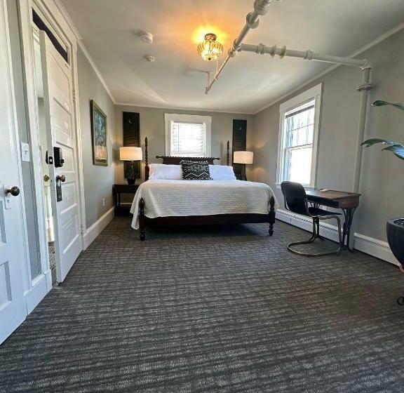 اتاق لوکس با تخت بزرگ, Gifford House