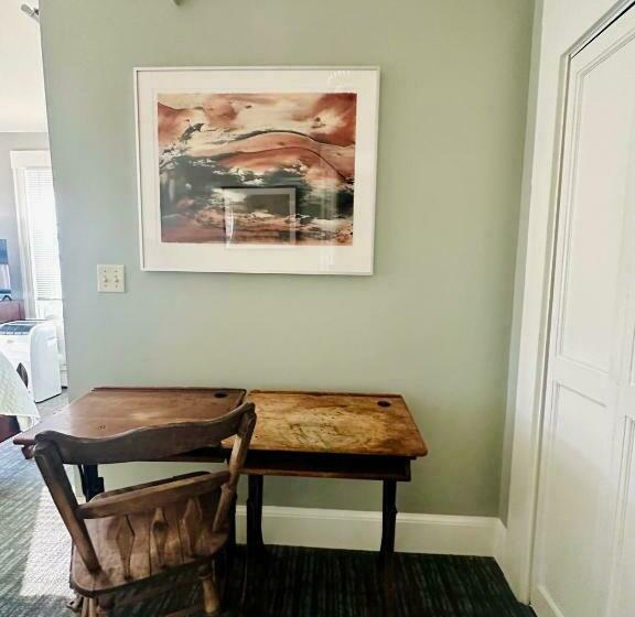 اتاق لوکس با تخت بزرگ, Gifford House