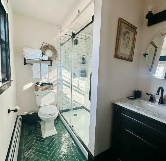 اتاق لوکس با تخت بزرگ, Gifford House