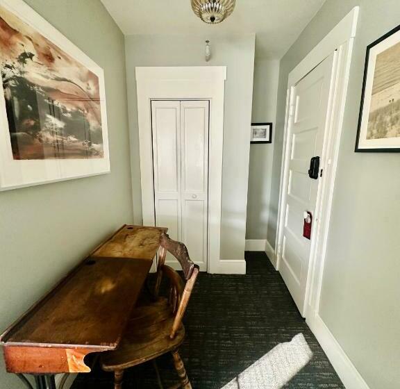 اتاق لوکس با تخت بزرگ, Gifford House