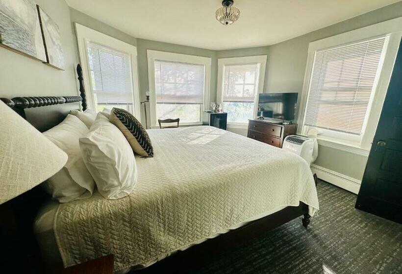 اتاق لوکس با تخت بزرگ, Gifford House