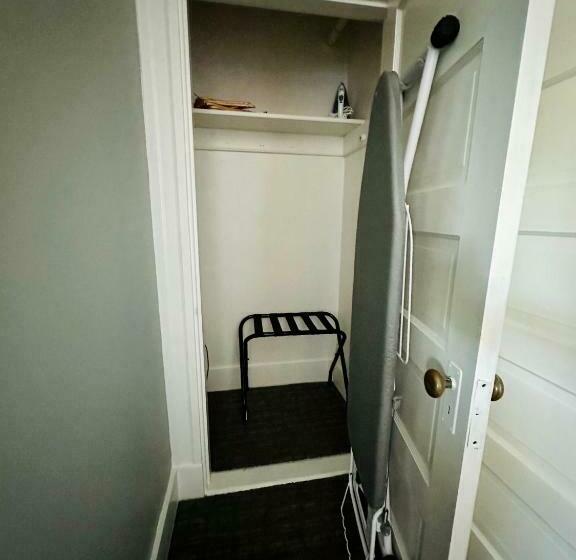 اتاق لوکس با تخت بزرگ, Gifford House