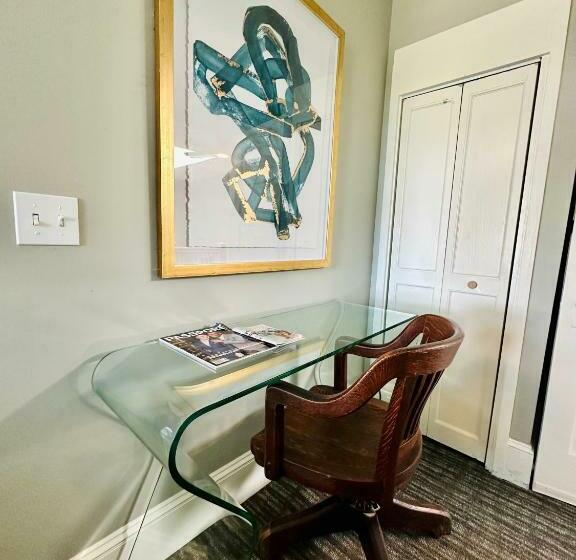 اتاق لوکس با تخت بزرگ, Gifford House