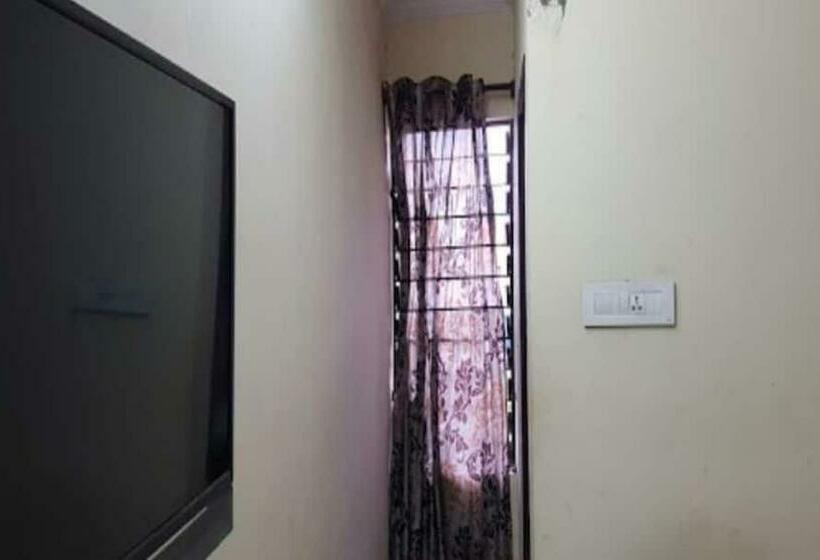 חדר קלאסי לשלושה, Collection O Hotel New Royal Plaza Nampally