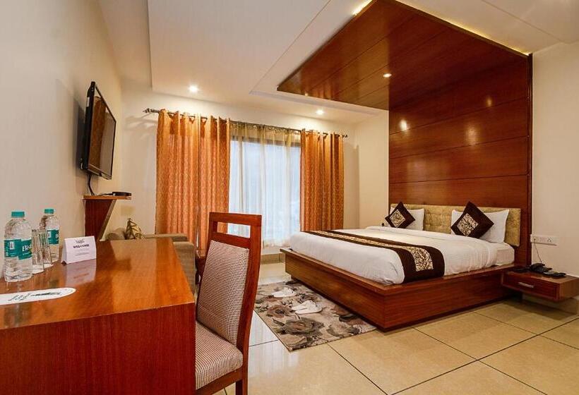 디럭스 룸 킹사이즈 침대, Vaayu Resorts And Spa