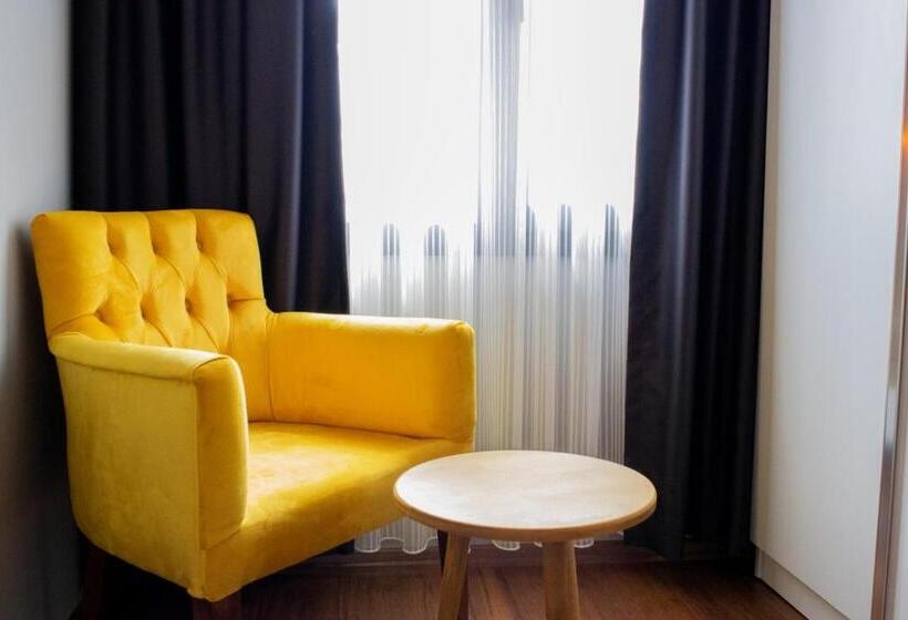 חדר אקזקיוטיב לשלושה, Rodis