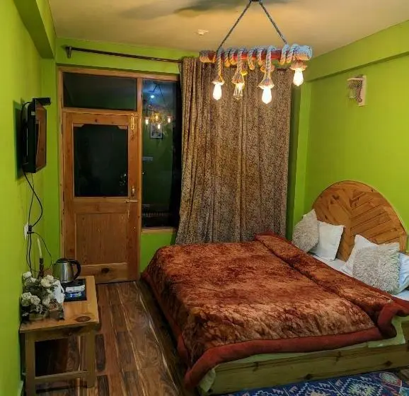 اتاق لوکس با بالکن, Attic Monkey Cafe & Rooms