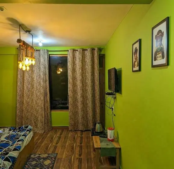 اتاق لوکس با بالکن, Attic Monkey Cafe & Rooms