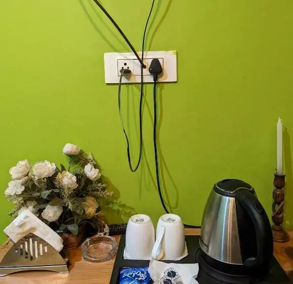 اتاق لوکس با بالکن, Attic Monkey Cafe & Rooms