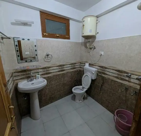 اتاق لوکس با بالکن, Attic Monkey Cafe & Rooms