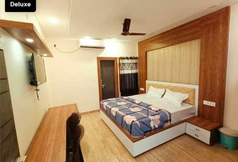 トリプルクラシックルーム, Oyo 81020 Royal Orbit