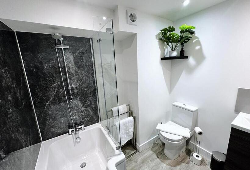 דירה בת חדר שינה 1 עם מרפסת, The Atlantis   Tower Apartments