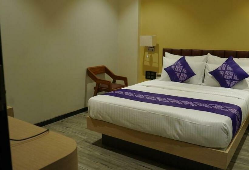 クイーンベッドのデラックスルーム, Purple Beds By Vits   Dwarkesh, Surat