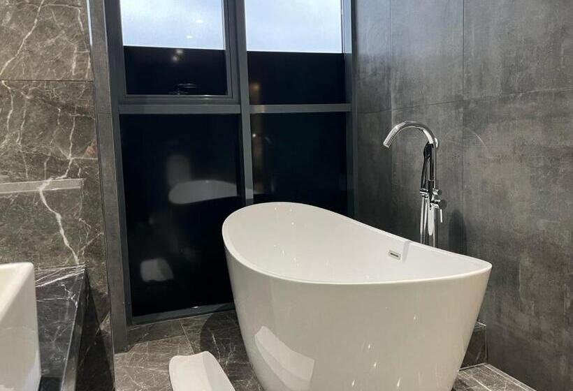 اتاق لوکس, Sofia International