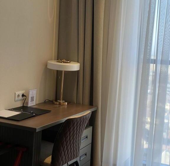 سوئیت با تخت بزرگ, Sofia International