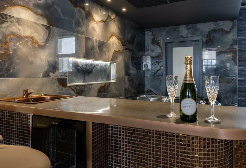 자쿠지 스위트, Mischief Liverpool