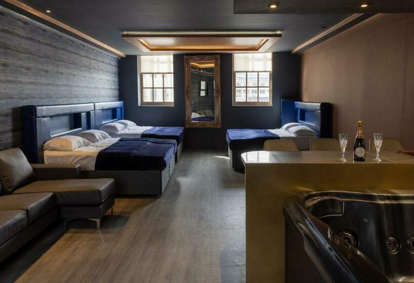 자쿠지 스위트, Mischief Liverpool