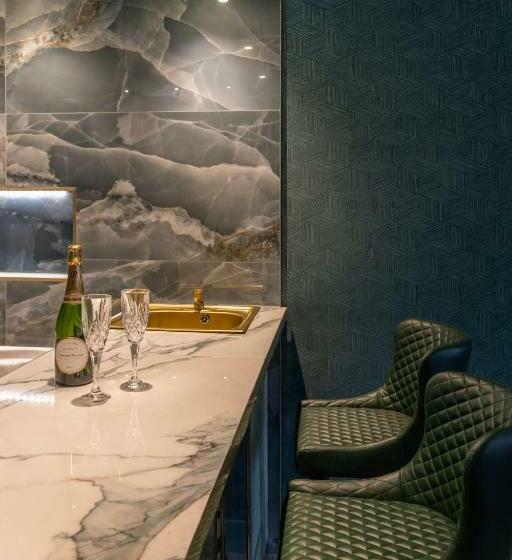 자쿠지 스위트, Mischief Liverpool