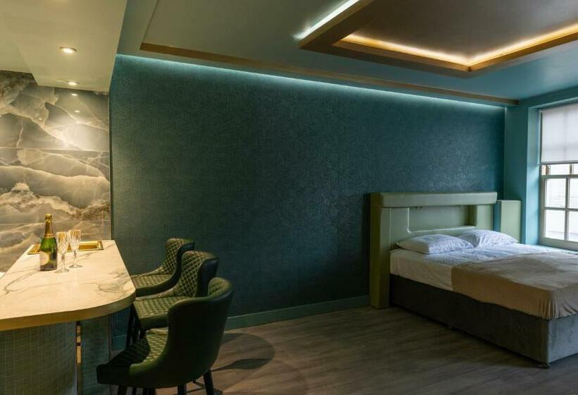 자쿠지 스위트, Mischief Liverpool