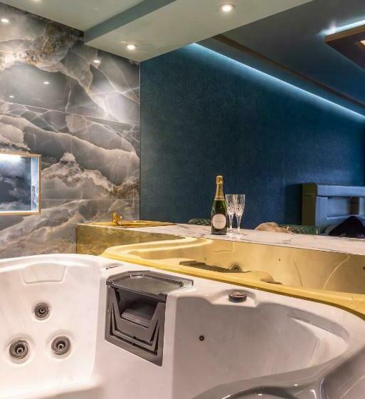 자쿠지 스위트, Mischief Liverpool