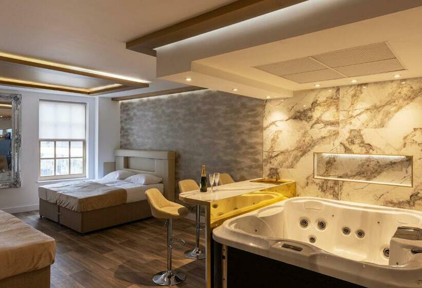 자쿠지 스위트, Mischief Liverpool