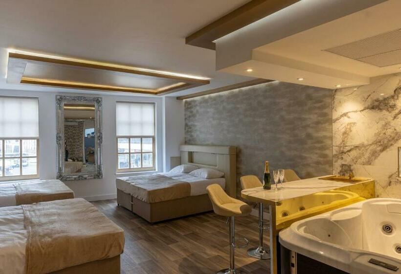 자쿠지 스위트, Mischief Liverpool