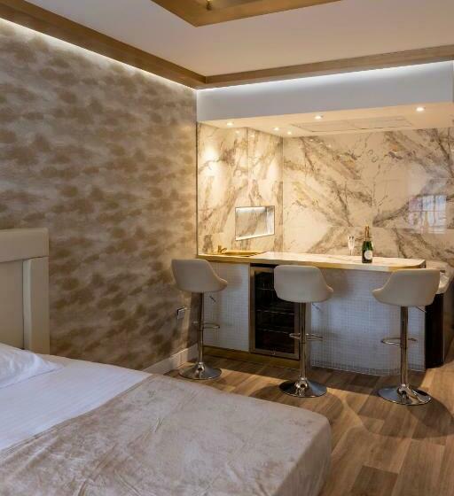 자쿠지 스위트, Mischief Liverpool