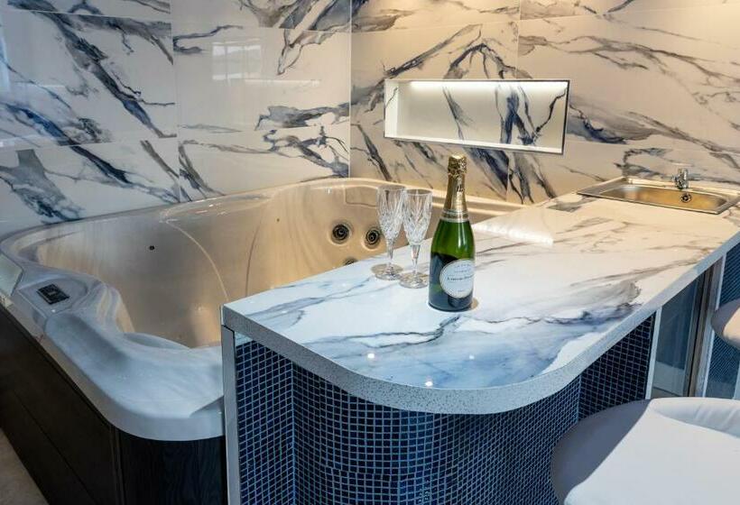 자쿠지 스위트, Mischief Liverpool