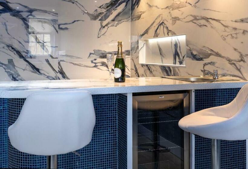 자쿠지 스위트, Mischief Liverpool