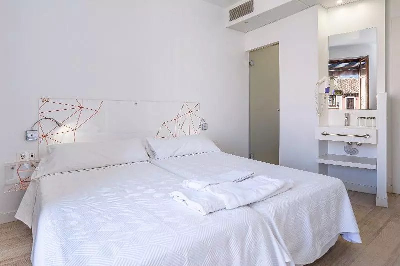 اتاق استاندارد سه نفره, AMC Granada