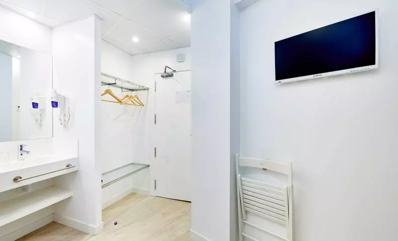 اتاق استاندارد سه نفره, AMC Granada