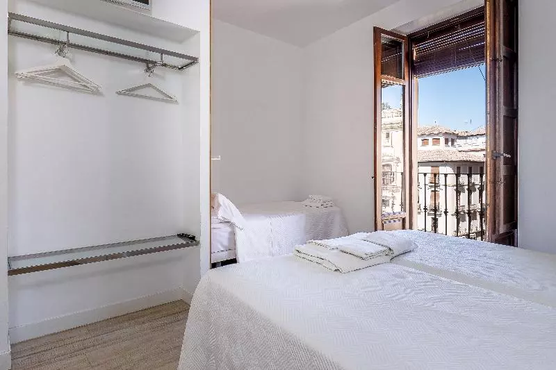 اتاق استاندارد سه نفره, AMC Granada