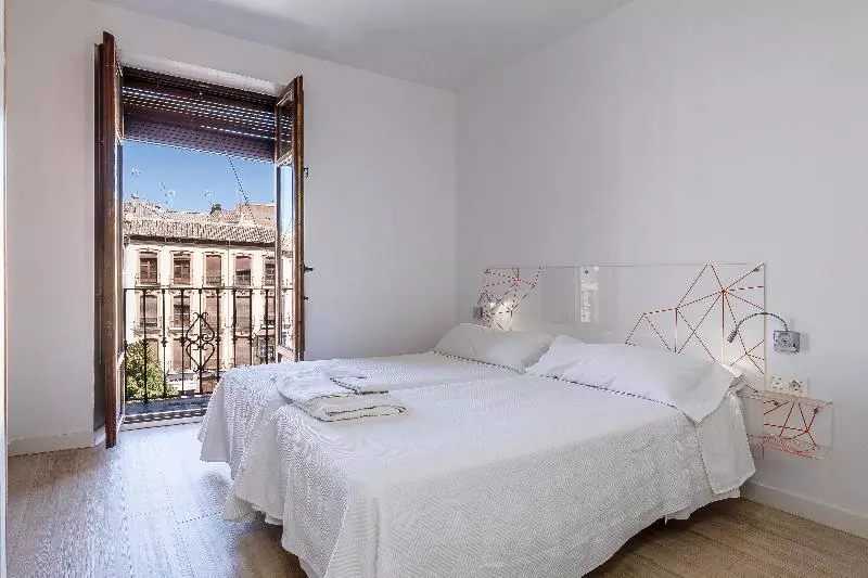 اتاق استاندارد سه نفره, AMC Granada