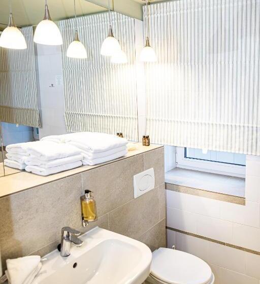 اتاق استاندارد سه تخته با بالکن, Hof