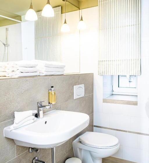 اتاق استاندارد سه نفره, Hof