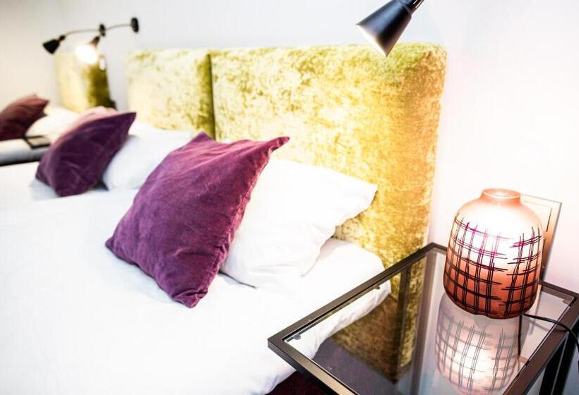 اتاق استاندارد سه نفره, Hof