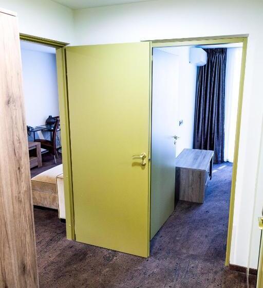 آپارتمان 1 خوابه با بالکن, Hof