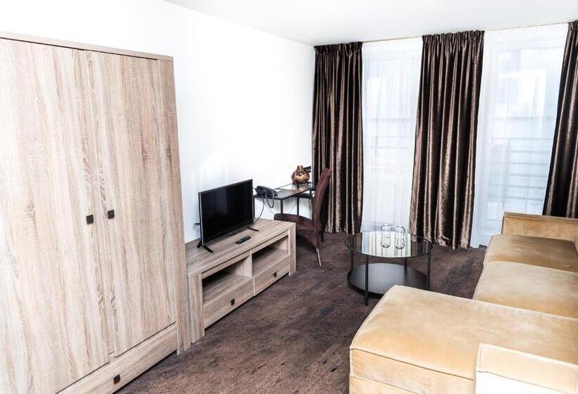 آپارتمان 1 خوابه با بالکن, Hof