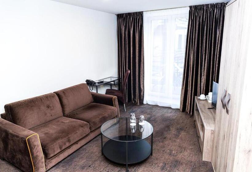 آپارتمان 2 خوابه, Hof